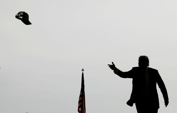 Tổng thống Hoa Kỳ Donald Trump ném chiếc mũ vào đám đông trước các quân nhân Thủy quân lục chiến ở căn cứ không quân Miramar - Sputnik Việt Nam