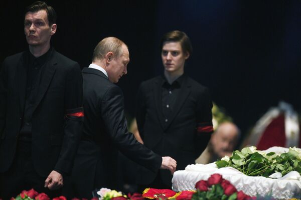 Tổng thống Nga Vladimir Putin trong lễ tang diễn viên kiêm đạo diễn Oleg Tabakov tại Nhà hát Nghệ thuật Chekhov, Moskva - Sputnik Việt Nam