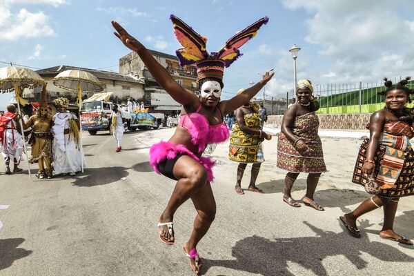 Thành viên nhóm nhạc người Mỹ gốc Phi Jouvay Fest nhảy múa tại cuộc diễu hành ở Abidjan - Sputnik Việt Nam