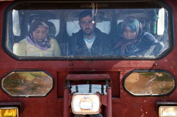 Bị bao vây bởi các lực lượng Thổ Nhĩ Kỳ, dân thường Afrin đang đi đến làng Anab, Syria - Sputnik Việt Nam