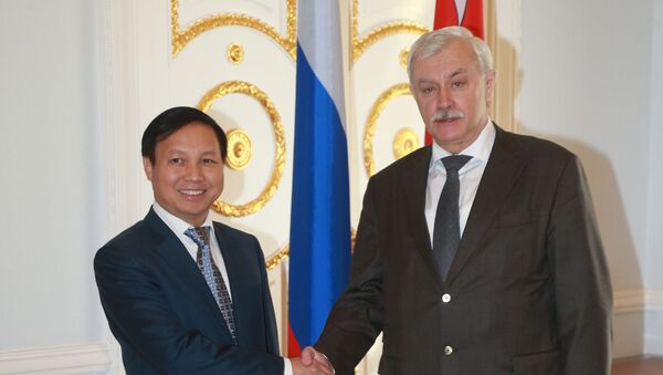 Thống đốc St Petersburg Georgy Poltavchenko và Đại sứ Việt Nam tại Nga Ngô Đức Mạnh tại một cuộc họp tại St Petersburg - Sputnik Việt Nam