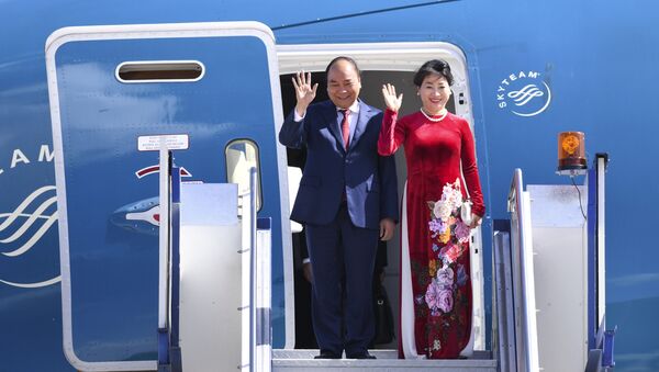 Премьер-министр Вьетнама Нгуен Суан Фук с женой прибывают с визитом в Австралию - Sputnik Việt Nam