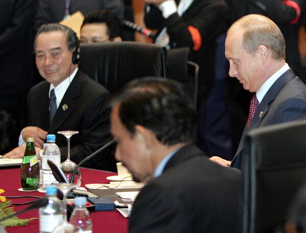 Thủ tướng Việt Nam Phan Văn Khải và Tổng thống Nga Vladimir Putin tại Kuala Lumpur trong hội nghị thượng đỉnh ASEAN - Sputnik Việt Nam