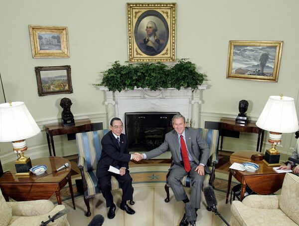 Thủ tướng Việt Nam Phan Văn Khải và Tổng thống Mỹ George W. Bush tại Washington - Sputnik Việt Nam