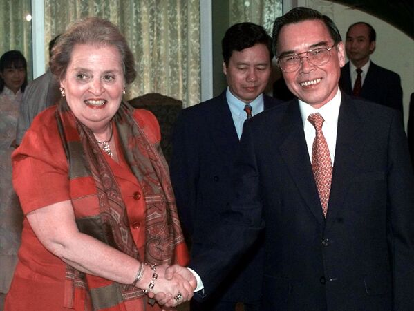 Ngoại trưởng Hoa Kỳ Madeleine Albright và Thủ tướng Việt Nam Phan Văn Khải - Sputnik Việt Nam