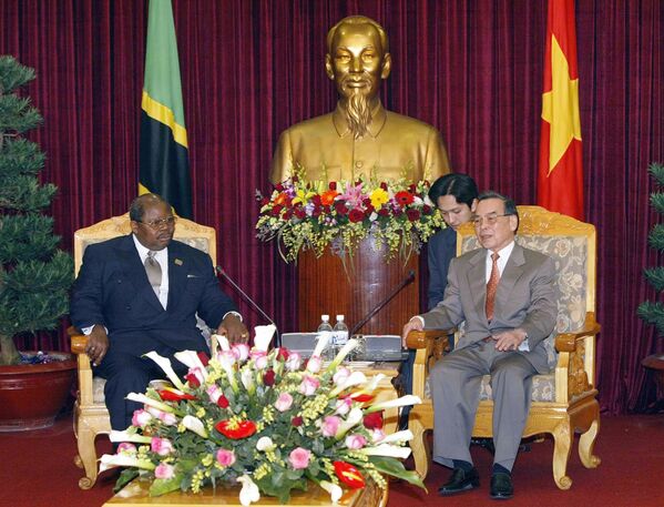 Tổng thống Tanzania Benjamin Mkapa và Thủ tướng Việt Nam Phan Văn Khải - Sputnik Việt Nam