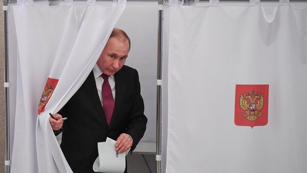 Russian President and Presidential candidate Vladimir Putin at a polling station during the presidential election in Moscow, Russia March 18, 2018 - Sputnik Việt Nam