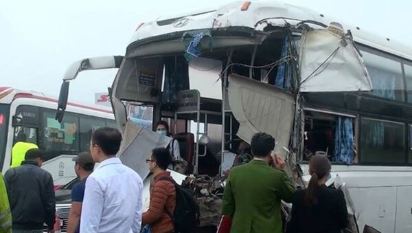 Vụ tai nạn khiến hai xe bị hư hỏng nghiêm trọng - Sputnik Việt Nam