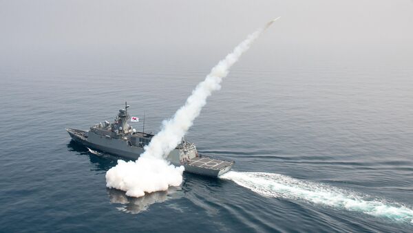 Tàu hải quân Hàn Quốc bắn tên lửa trong một cuộc diễn tập ở vùng biển phía đông Nam Triều Tiên - Sputnik Việt Nam