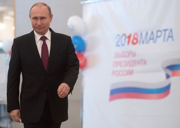 Ứng cử viên tổng thống Nga, tổng thống đương nhiệm của LB Nga Vladimir Putin bỏ phiếu trong cuộc bầu cử tổng thống Nga - Sputnik Việt Nam