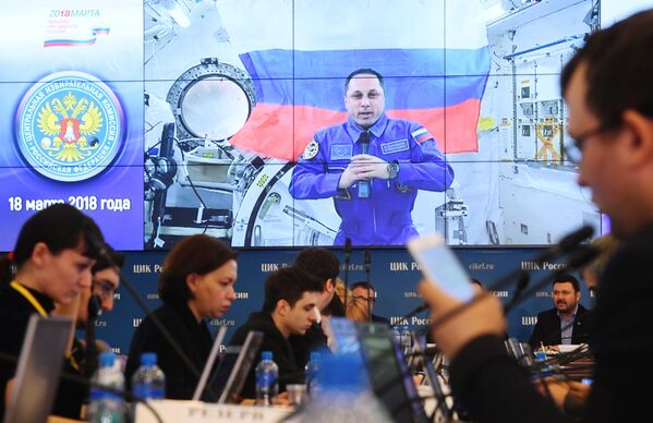 Trong thời gian liên lạc với các phi hành gia trên Trạm Vũ trụ Quốc tế tham gia cuộc bầu cử tổng thống Nga - Sputnik Việt Nam