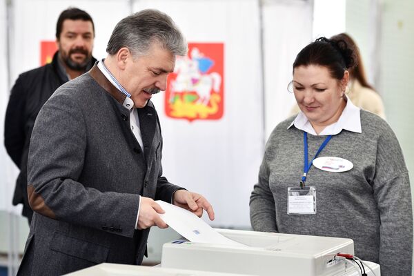 Ứng cử viên tổng thống Nga từ Đảng Cộng sản Pavel Grudinin bỏ phiếu trong cuộc bầu cử tổng thống Nga - Sputnik Việt Nam