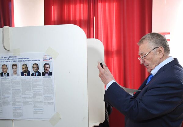 Ứng cử viên tổng thống Nga từ đảng LDPR Vladimir Zhirinovsky  tại điểm bỏ phiếu ở Matxcơva - Sputnik Việt Nam