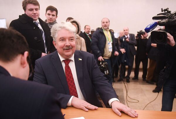 Ứng cử viên tổng thống Nga của đảng Liên minh Toàn dân Nga Sergei Baburin bỏ phiếu trong cuộc bầu cử tổng thống Nga - Sputnik Việt Nam