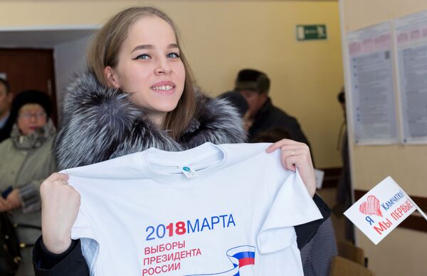 Cô gái với chiếc áo phông lưu niệm trong cuộc bầu cử tổng thống tại Petropavlovsk-Kamchatsky - Sputnik Việt Nam