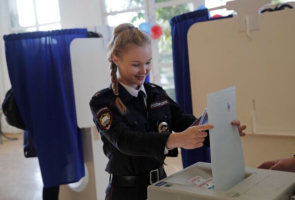 Cô gái bỏ phiếu tại một điểm bầu cử ở Matxcơva - Sputnik Việt Nam
