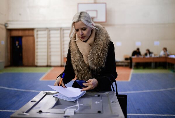 Cô gái bỏ phiếu tại một điểm bầu cử ở Novosibirsk - Sputnik Việt Nam