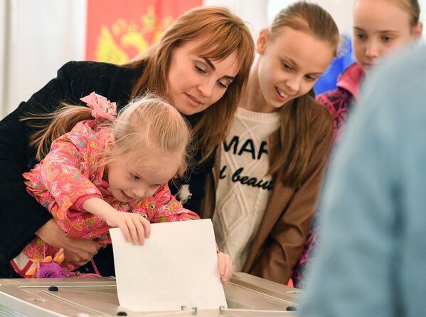 Những cử tri với con cái bỏ phiếu tại một điểm bầu cử ở Sochi - Sputnik Việt Nam