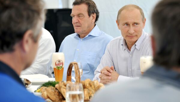 Cựu Thủ tướng Đức Gerhard Schroeder và Tổng thống Nga Vladimir Putin - Sputnik Việt Nam