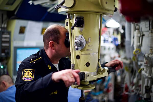 Một sĩ quan của tàu ngầm diesel-điện Dự án 636.3 Novorossiysk quan sát qua  kính tiềm vọng - Sputnik Việt Nam