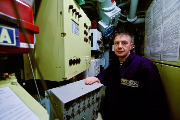 Một thành viên thủy thủ đoàn của tàu ngầm diesel-điện Dự án 636.3 Novorossiysk - Sputnik Việt Nam