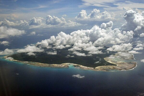 Quang cảnh của đảo Sentinel Bắc. Đảo Sentinel Bắc có diện tích 72 km² và hầu  như được bao phủ hoàn toàn bởi cây cổ thụ. Hòn đảo này tọa lạc trong vịnh Bengal. - Sputnik Việt Nam