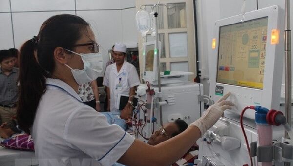 Điều dưỡng viên vận hành máy chạy thận cho bệnh nhân tại Bệnh viện đa khoa thành phố Hoà Bình. - Sputnik Việt Nam
