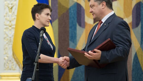 Nadezhda Savchenko và Petro Poroshenko - Sputnik Việt Nam