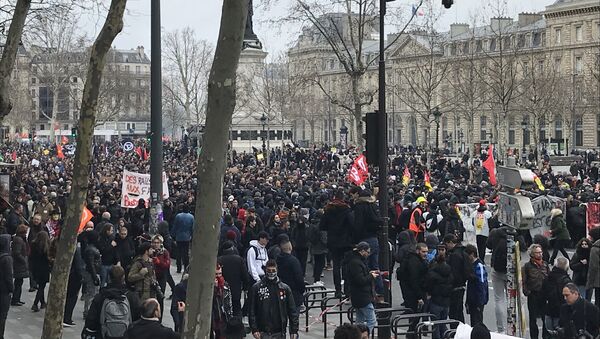 Tại Paris diễn ra cuộc đình công lớn đầu tiên chống lại cuộc cải cách của Macron - Sputnik Việt Nam