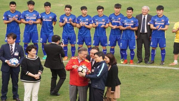 Tổng thống Moon Jae In gặp gỡ với các cầu thủ U23 Việt Nam - Sputnik Việt Nam