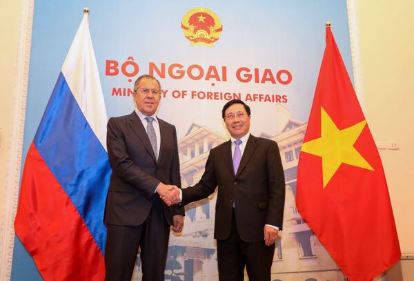 Bộ trưởng Ngoại giao Phạm Bình Minh hội đàm với người đồng cấp Nga Sergei Lavrov. Bộ trưởng Ngoại giao Phạm Bình Minh hội đàm với người đồng cấp Nga Sergei Lavrov. - Sputnik Việt Nam