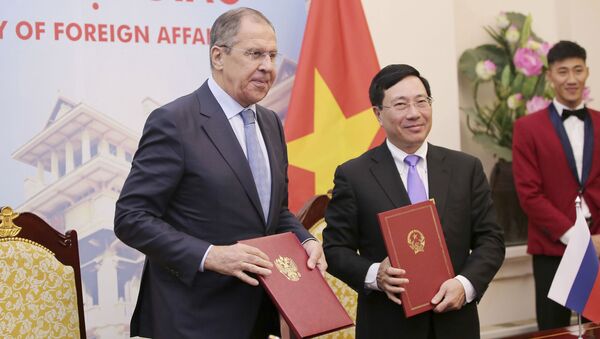 Bộ trưởng Ngoại giao Phạm Bình Minh với Bộ trưởng Ngoại giao Nga Sergei Lavrov. - Sputnik Việt Nam