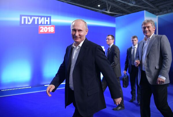 Ứng viên Tổng thống Nga, Tổng thống đương nhiệm Vladimir Putin đến thăm trụ sở chiến dịch vận động tranh cử của ông - Sputnik Việt Nam