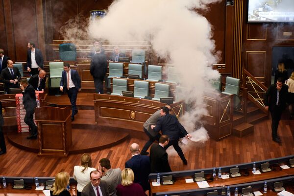 Phe đối lập phun khí cay trong Toà nhà Quốc hội Kosovo, Pristina - Sputnik Việt Nam