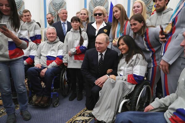 Tổng thống Vladimir Putin trong lần gặp các vận động viên Nga –những người chiến thắng và đạt giải thưởng Thế vận hội mùa đông XII Paralympic ở Pyeongchang - Sputnik Việt Nam