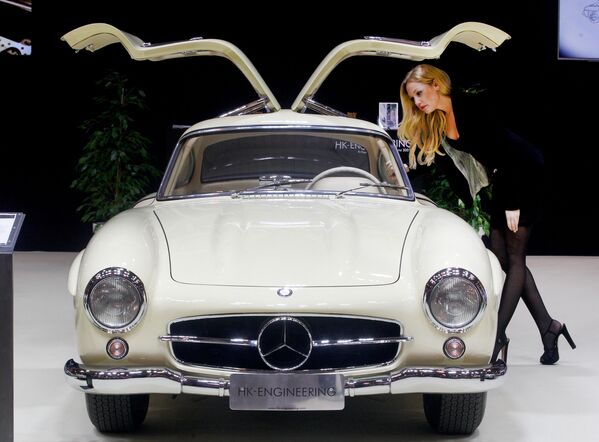Người mẫu cạnh chiếc xe Mercedes-Benz 300 SL Coupe tại triển lãm xe  cổ Techno Classica ở Essen, Đức - Sputnik Việt Nam