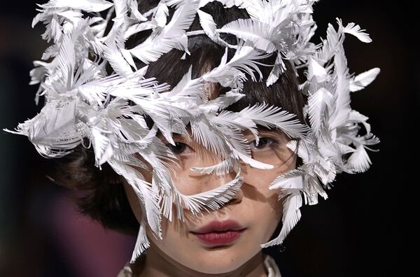 Người mẫu trình bày bộ sưu tập của nhà thiết kế Ohalu Ando tại Tuần lễ thời trang Tokyo Fashion Week - Sputnik Việt Nam