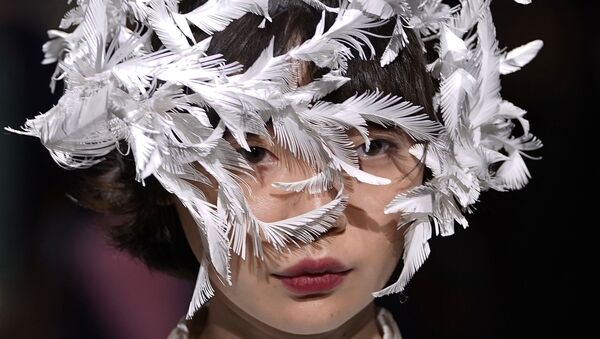 Người mẫu trình bày bộ sưu tập của nhà thiết kế Ohalu Ando tại Tuần lễ thời trang Tokyo Fashion Week - Sputnik Việt Nam