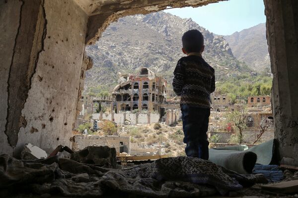 Cậu bé trong tòa nhà đổ nát sau trận không kích thành phố Taez, Yemen - Sputnik Việt Nam