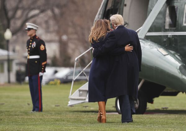 Tổng thống Hoa Kỳ Donald Trump và phu nhân Melanie lên máy bay trực thăng trên bãi cỏ trước Nhà Trắng, Washington - Sputnik Việt Nam