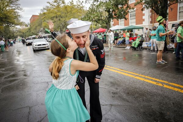 Cô gái hôn người lính hải quân từ tàu chiến Alaska vào Ngày Thánh Patrick ở Savannah, Georgia, Hoa Kỳ - Sputnik Việt Nam