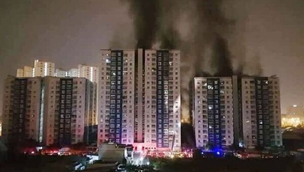 Cháy chung cư Carina Plaza vào rạng sáng ngày 23/3. - Sputnik Việt Nam