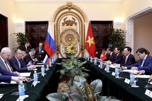 Ngoại trưởng Nga Sergei Lavrov gặp đồng nghiệp Việt Nam Phạm Bình Minh tại Hà Nội - Sputnik Việt Nam