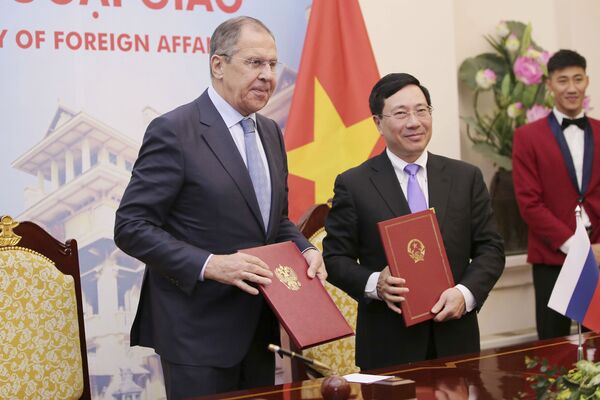 Ngoại trưởng Nga Sergei Lavrov và Bộ trưởng Ngoại giao Phạm Bình Minh trong thời gian ký kết văn bản tại Hà Nội - Sputnik Việt Nam