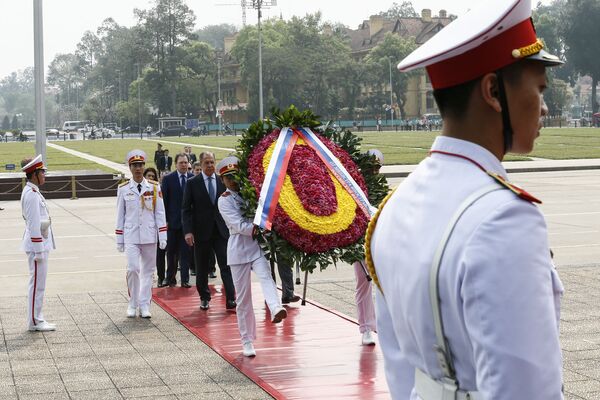 Bộ trưởng Ngoại giao Nga Sergei Lavrov đặt hoa tại Lăng Chủ tịch Hồ Chí Minh ở Hà Nội, Việt Nam - Sputnik Việt Nam