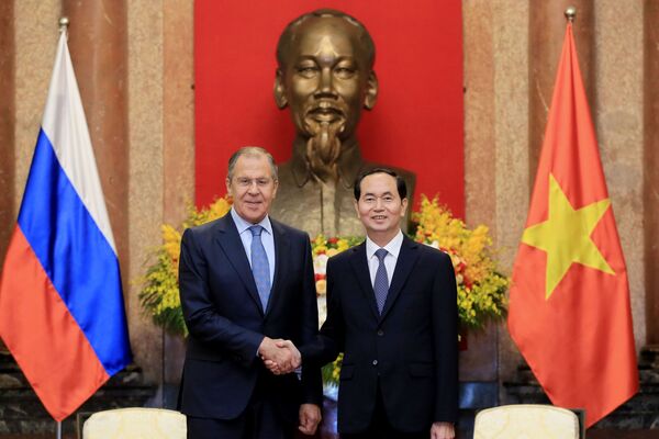 Bộ trưởng Ngoại giao Nga Sergei Lavrov bắt tay Chủ tịch nước CHXHCNVN Trần Đại Quang trong cuộc họp tại Hà Nội - Sputnik Việt Nam