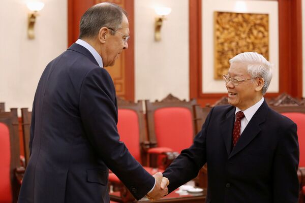 Ngoại trưởng Nga Sergei Lavrov bắt tay Tổng Bí thư Đảng Cộng sản Việt Nam Nguyễn Phú Trọng trong cuộc họp tại Hà Nội - Sputnik Việt Nam