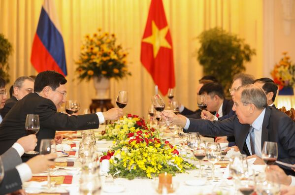 Bộ trưởng Ngoại giao Nga Sergei Lavrov và Bộ trưởng Ngoại giao Phạm Bình Minh tại Văn phòng Chính phủ tại Hà Nội - Sputnik Việt Nam