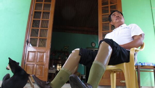 Nguyễn Xuân Thiệt đã mất cả hai chân vào năm 2011 khi cố gắng tháo gỡ một quả bom Mỹ - Sputnik Việt Nam