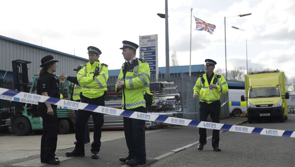 Police officers secure a cordon outside the vehicle recovery business Ashley Wood Recovery in Salisbury, England, Tuesday, March 13, 2018 - Sputnik Việt Nam
